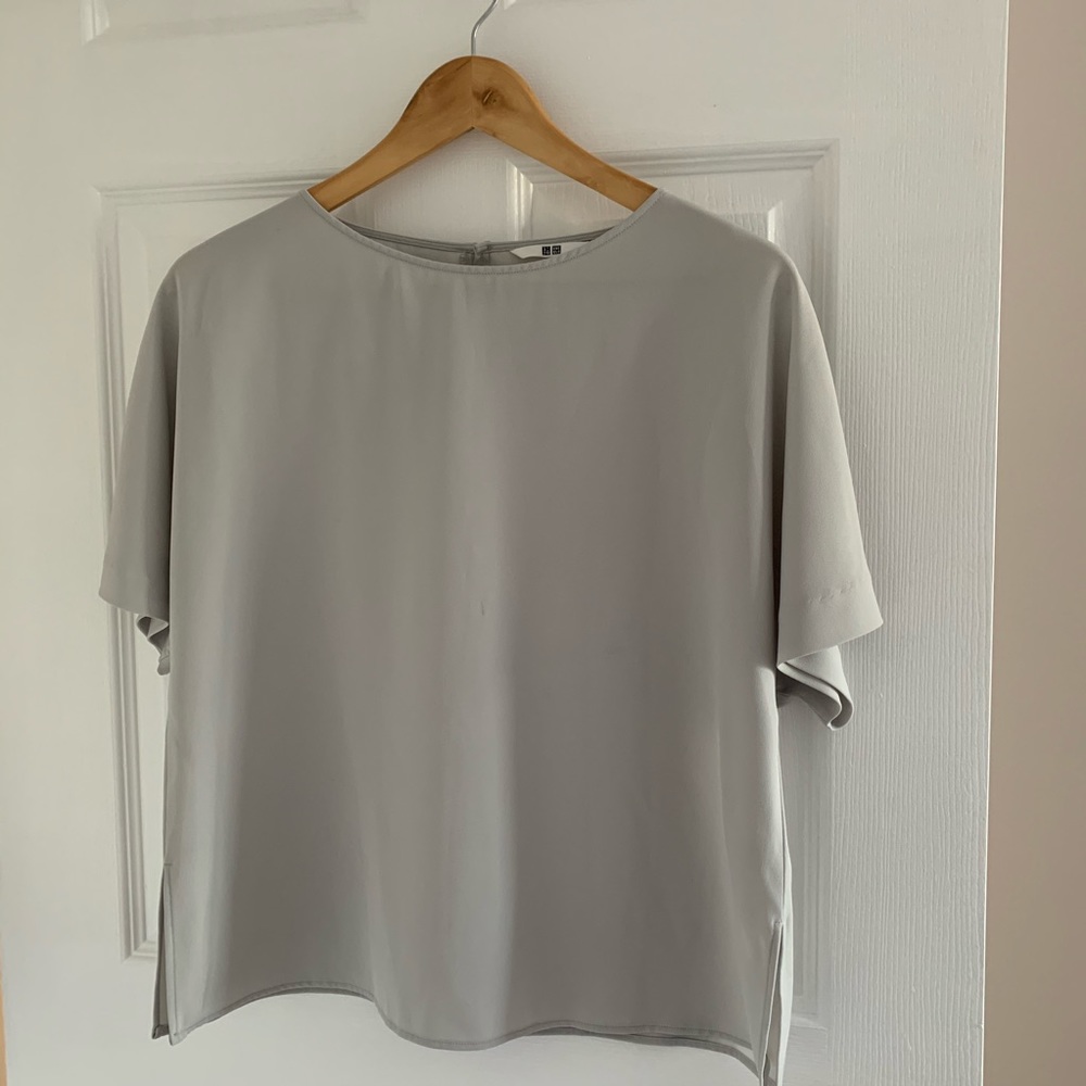 UNIQLO - FLOWY GREY BLOUSE